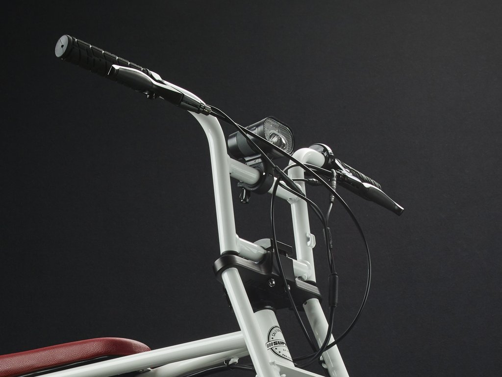 SUPER73-ZG White The SUPER73-ZG is perfect for exploring the city. The compact frame and the EPAC 250W internal hub motor make an excellent vehicle for anyone who wants the superior feeling of a regular SUPER73 with a smaller frame.