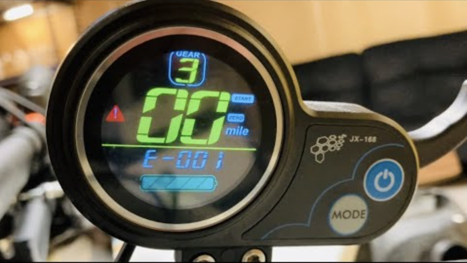 All Zero e-scooter fault error codes All Zero e-scooter fault error codes If your Zero electric scooter has a malfunction, it will display an error code on the location where you normally will find your ODO information. It will also show a red alarm icon. See the list below to read what each error number means.