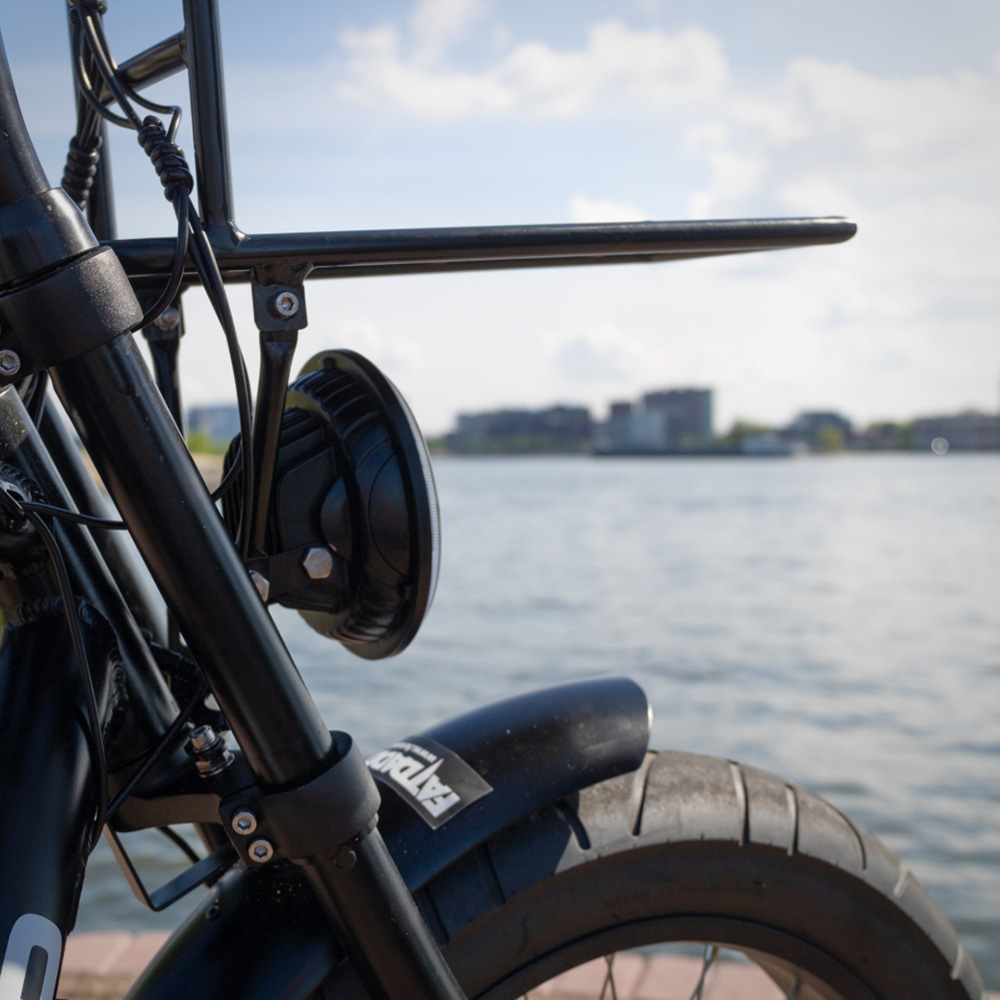 Front carrier Knaap Bike Pimp up your Knaap Bike and easily take along extra things with the front carrier specially made for the Knaap Bike Black and Knaap Bike Space Grey.